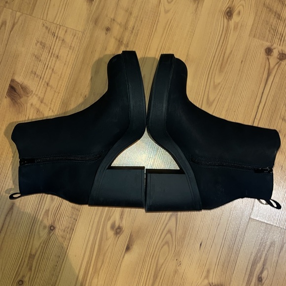 Black bootie with chunky heel - torrid - Picture 3 of 8